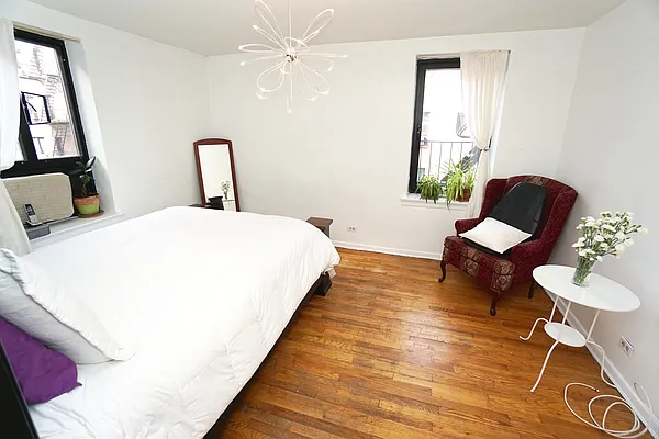Sold by Bizzarro Agency | media 20