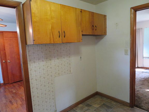 5th image of 921 E Saint Clair St