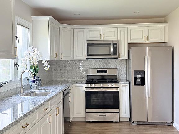 4th image of 589 Elbridge Rd