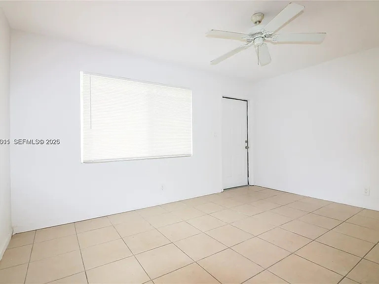 716 NE 8th St #4 — Photo 2