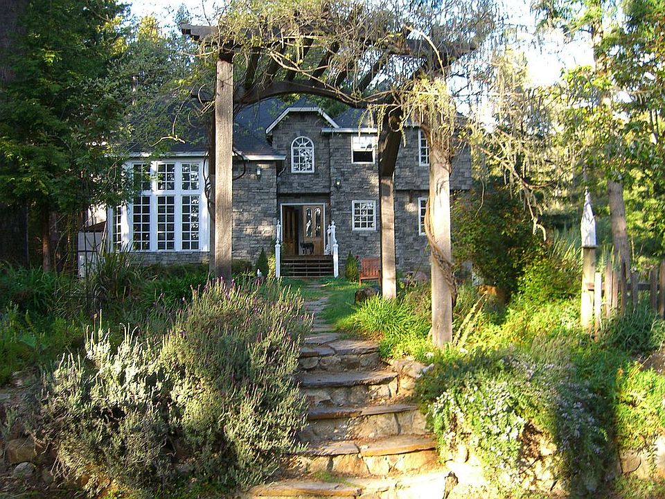 2nd image of 520 Warren Dr