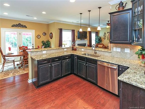 5th image of 9018 Woodview Ct