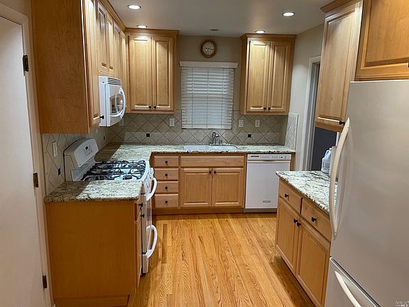3rd image of 922 Sunnyside Dr