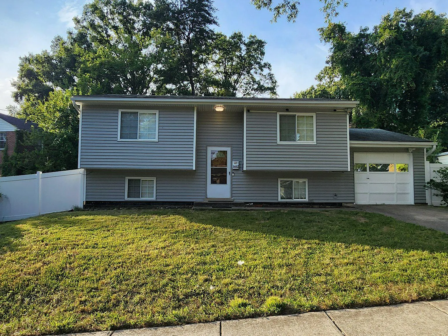 4 bed, 2.0 bath, 870 sqft, $3,000 — Photo 1