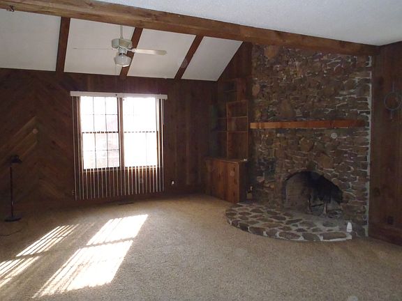 LR w/fireplace