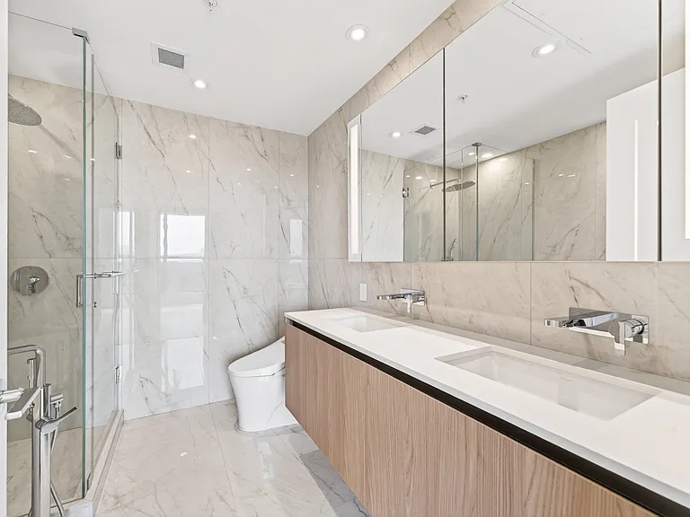135 E 13th St #1301 — Photo 18