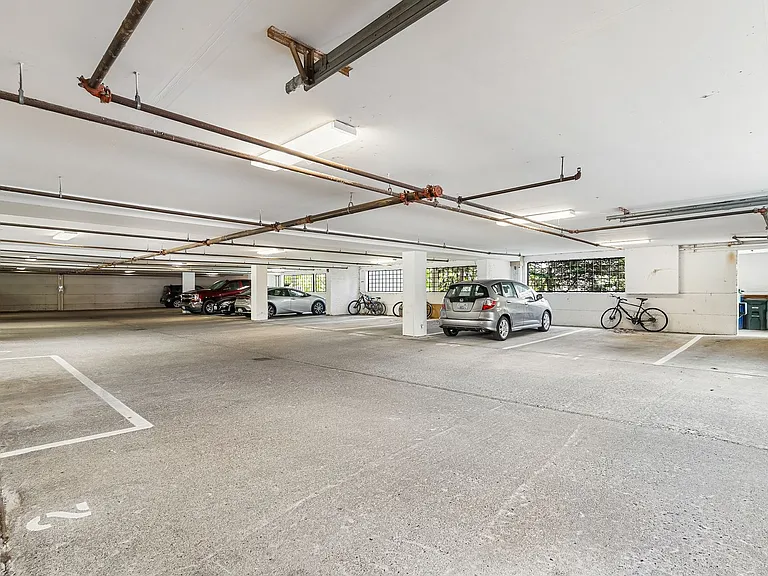 839 N State St — Photo 10
