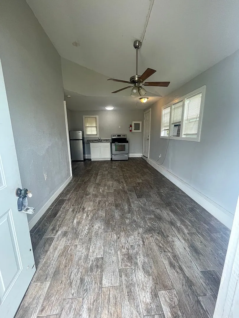 902 W. Lake Side Dr — Photo 2