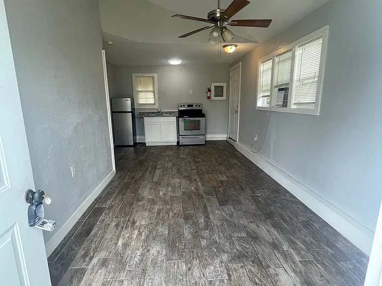 902 W Lakeside Dr — Photo 2