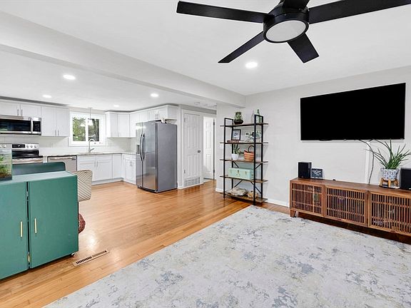 4th image of 152 Shady Brook Ln