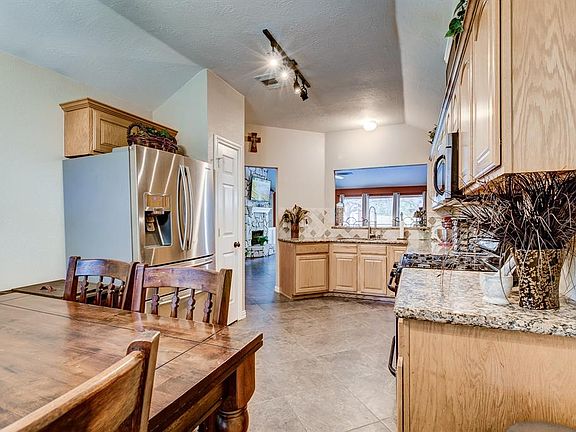 5th image of 802 Shadberry Dr