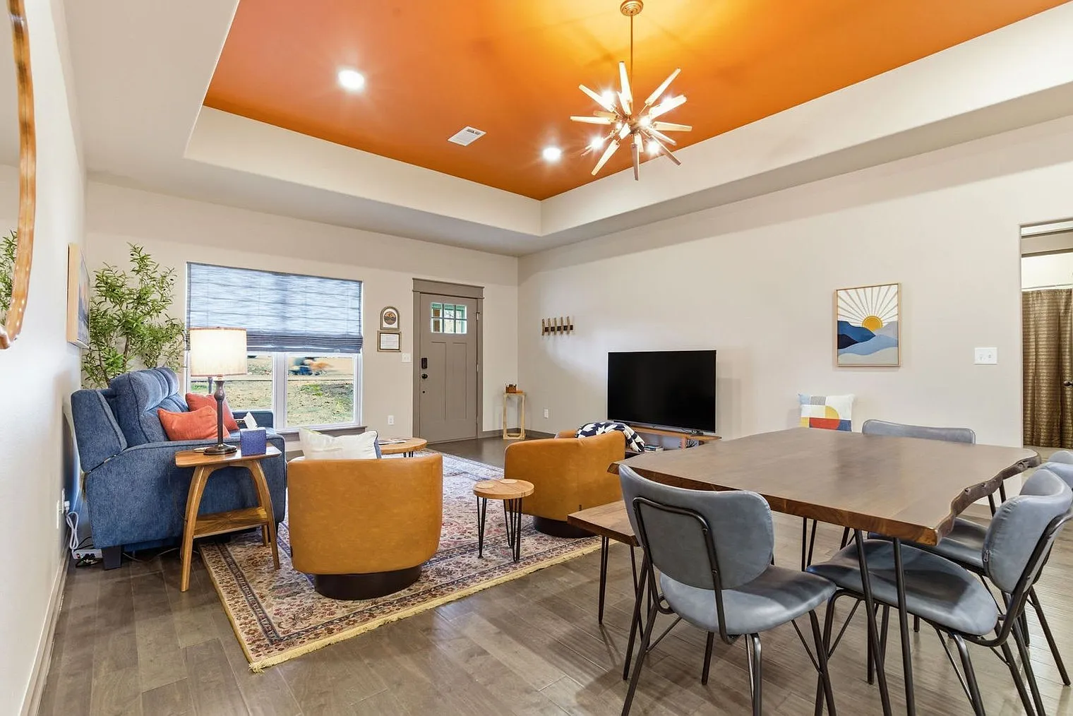 3 bed, 2.0 bath, 1140 sqft, $3,685 — Photo 3