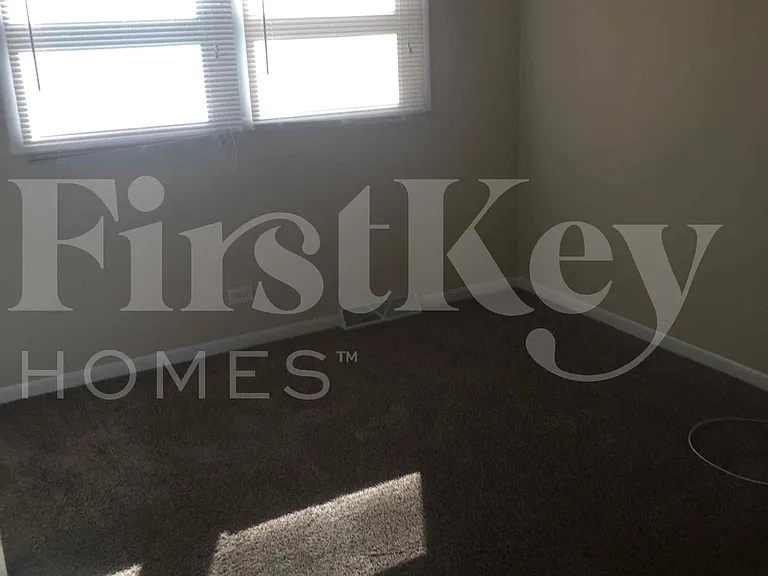 410 S Villa Ave — Photo 8