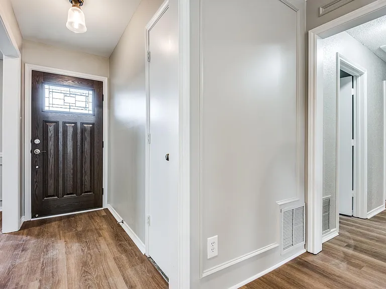 206 Barclay Ave — Photo 4