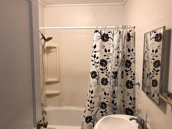 4th image of 207 N Church St