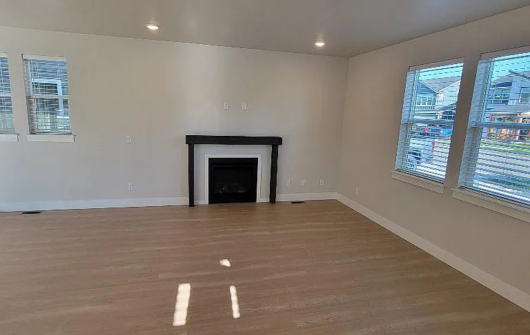 651 Moscow St — Photo 3