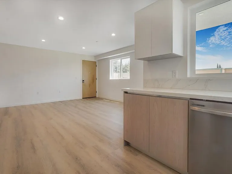 10918 Camarillo St #501 — Photo 23