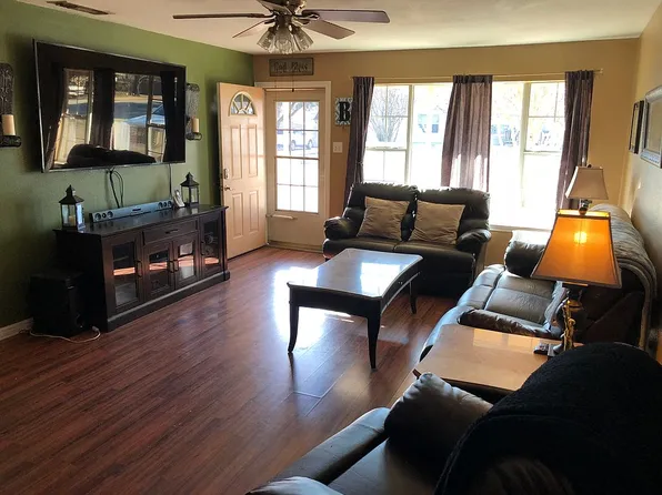 121 Dwight Dr, Azle, TX 76020