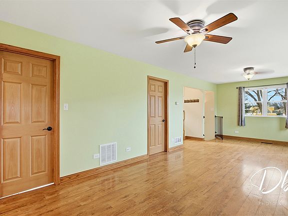 5th image of 233 W Hawthorne Dr