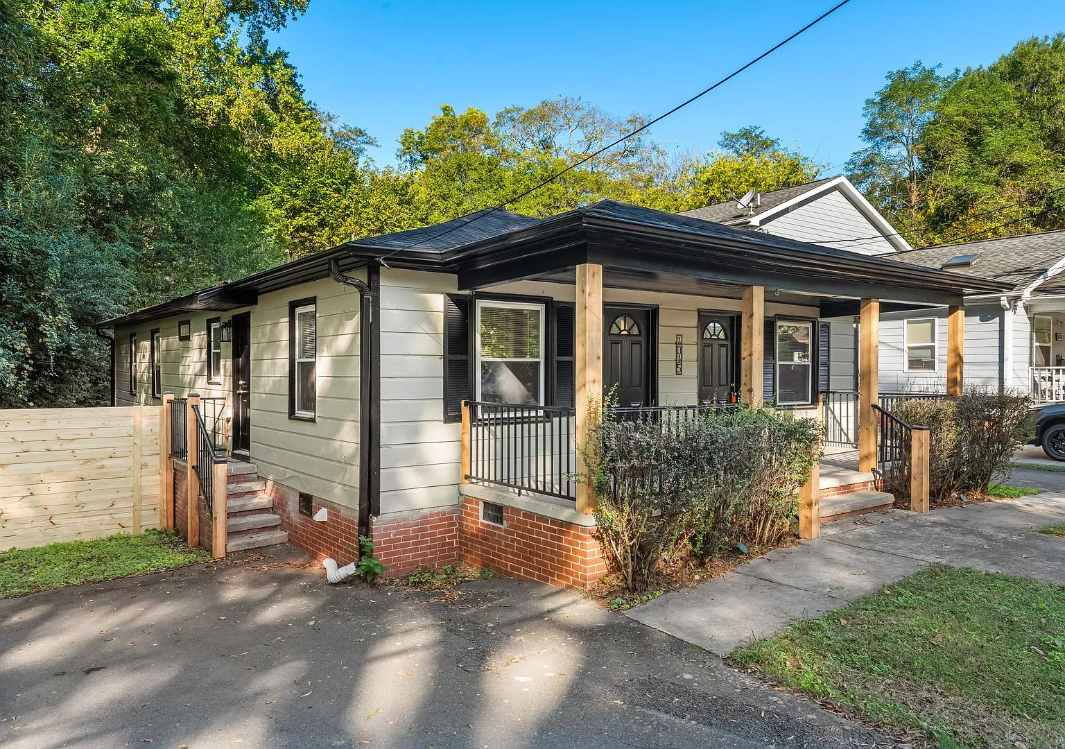 1015 Sedgefield St — Photo 1