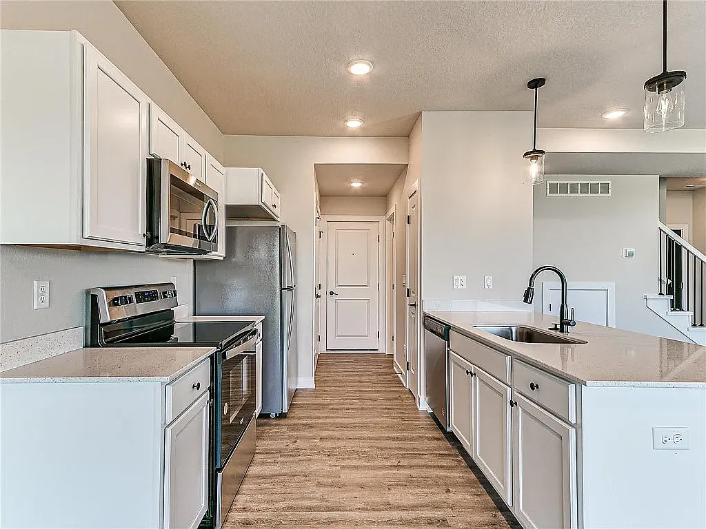 3 bed, 2.5 bath, 1565 sqft, $1,900 — Photo 4