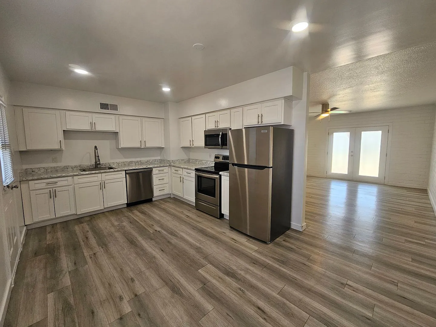 Town & Country Apartments — Photo 2