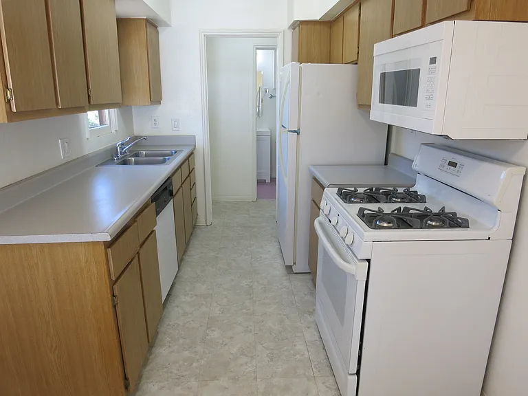 711 W Clark St — Photo 8