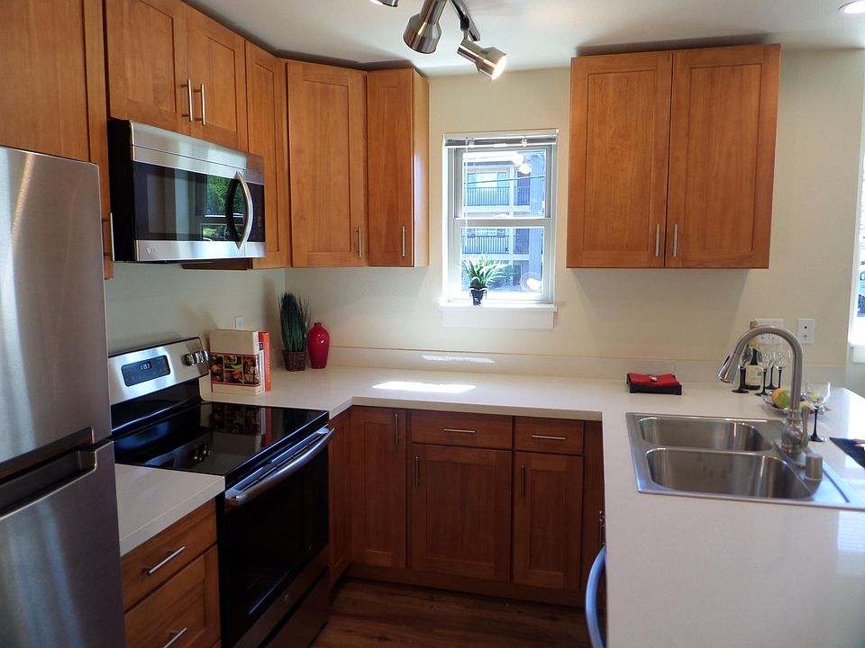 Dream Kitchen w/Stainless Steel Appliances, Quartz Countertops