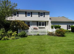 98 Pear St, Portsmouth, RI 02871