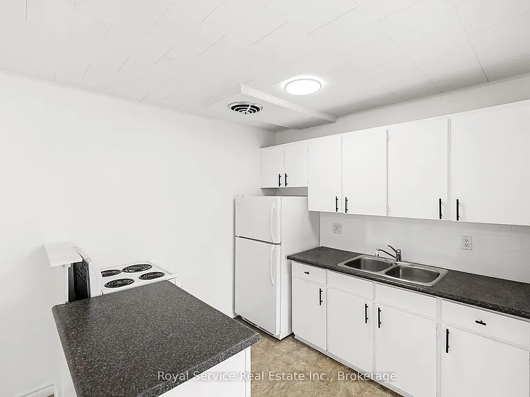 118 Perry St #19 — Photo 16