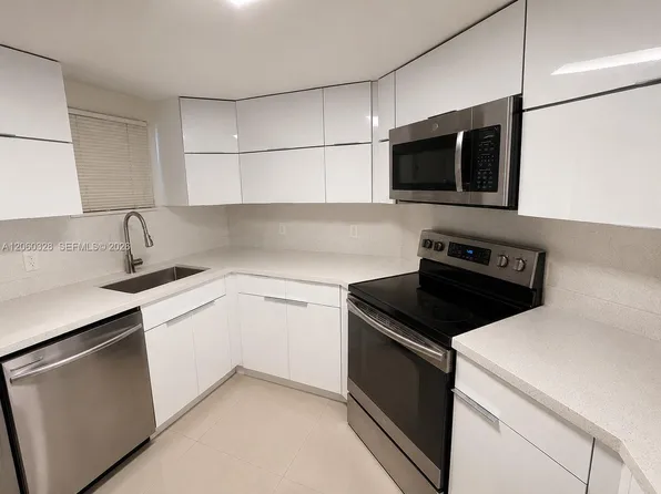 8255 Lake Dr APT 107, Doral, FL 33166