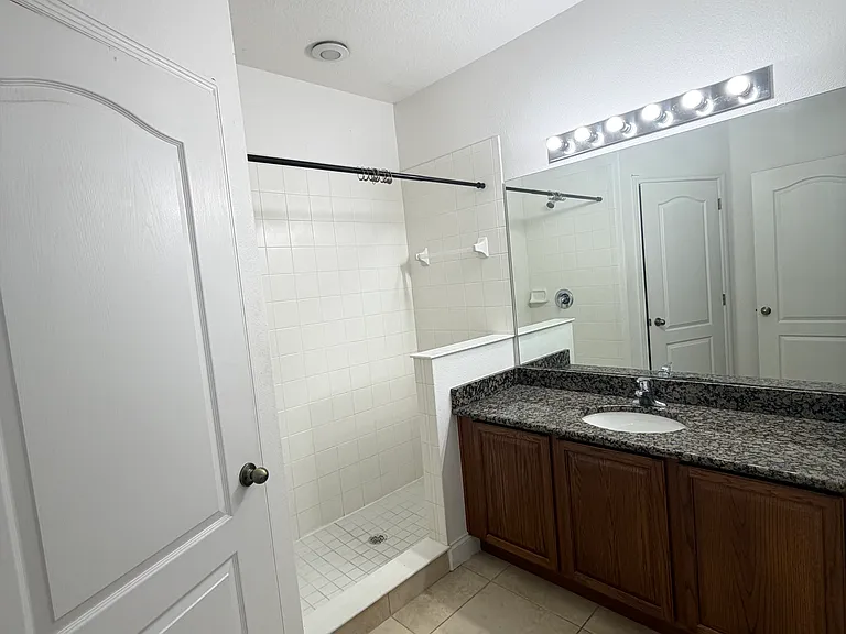 2932 Oak Park Way #B — Photo 4
