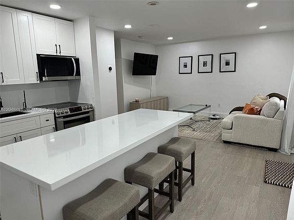 4th image of 5921 Garfield St #2