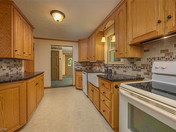 5th image of 905 Pineview Ave SE