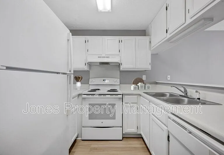 307 Country Club Dr NE — Photo 4