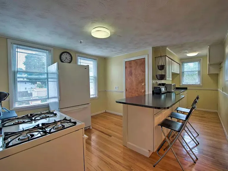 36 Pembroke Ave — Photo 7