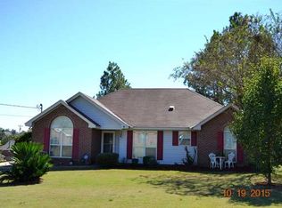 41 Hilltop Cir, Deatsville, AL 36022