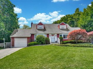 2 Fox Ln, Commack, NY 11725