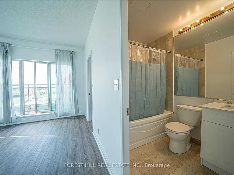 18 Lee Centre Dr #Penthouse 109 — Photo 24