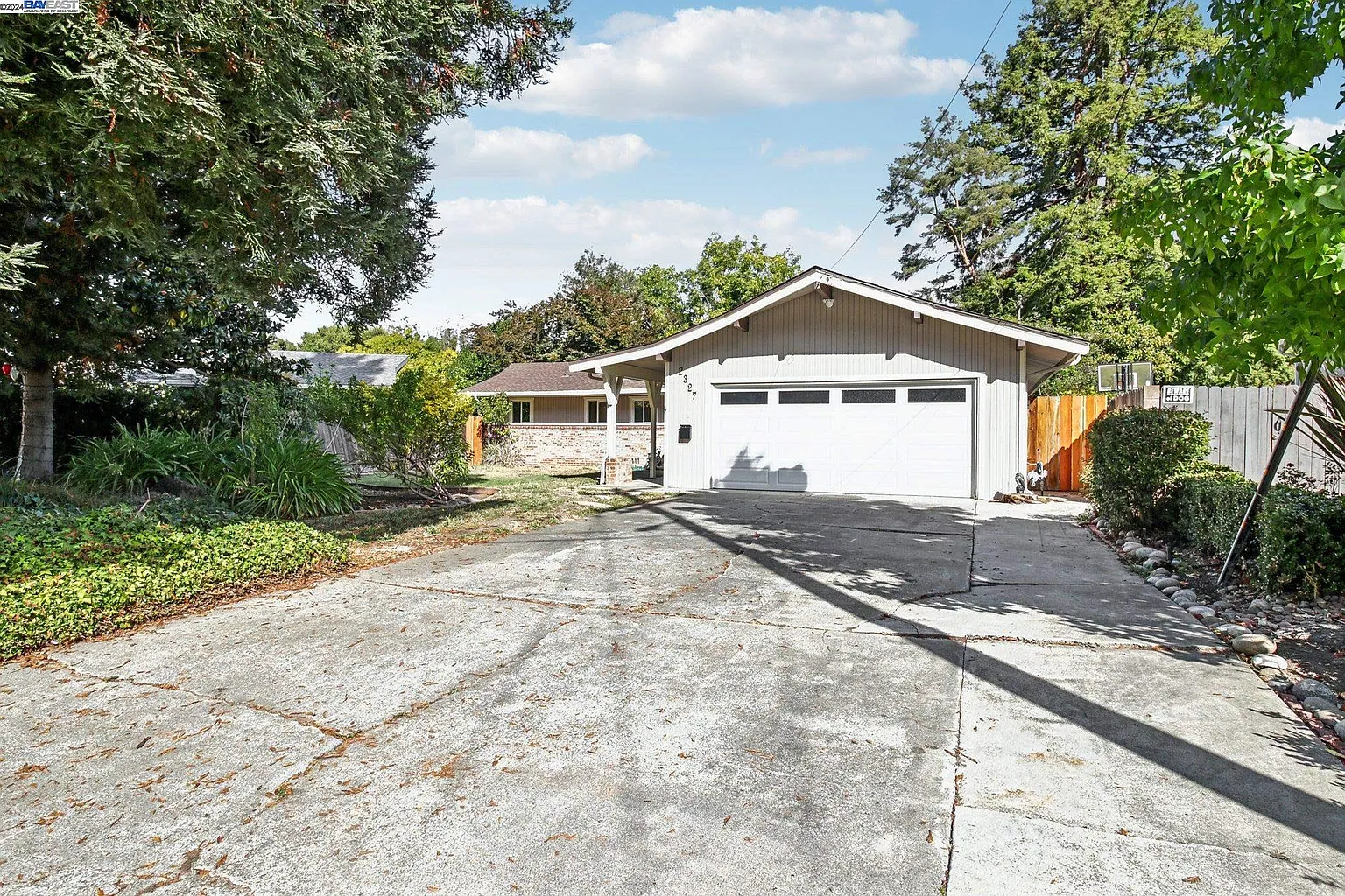 2327 Collins Ave photo 1