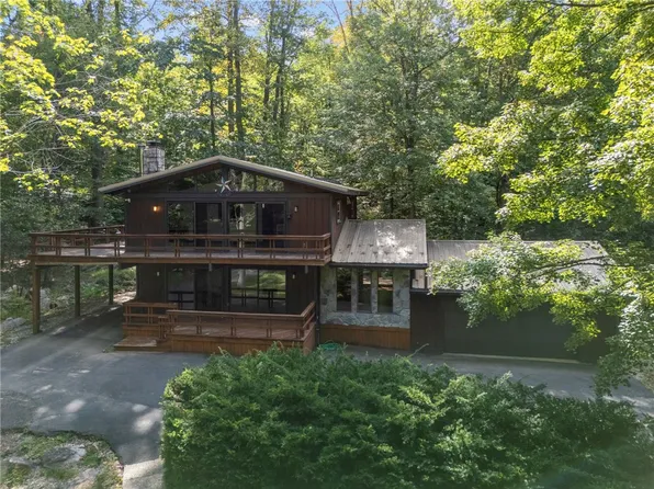 112 Larch Rd, Acme, PA 15610