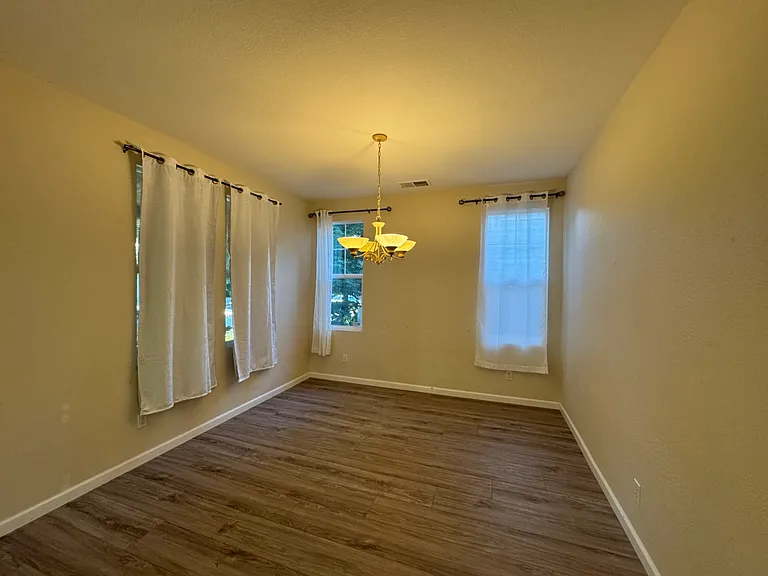 2912 Safford Ave — Photo 9