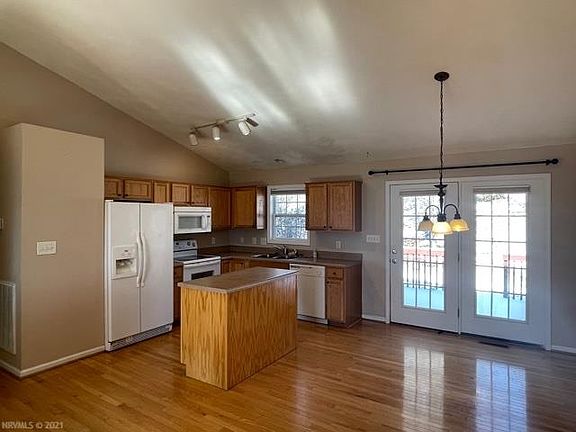2nd image of 140 Wistaria Dr