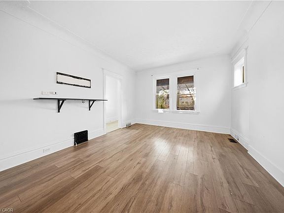 5th image of 1082 Cannon St E
