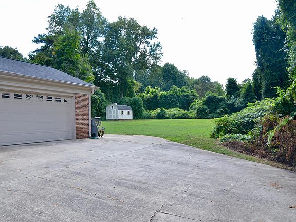5th image of 813 Jefferson Dr