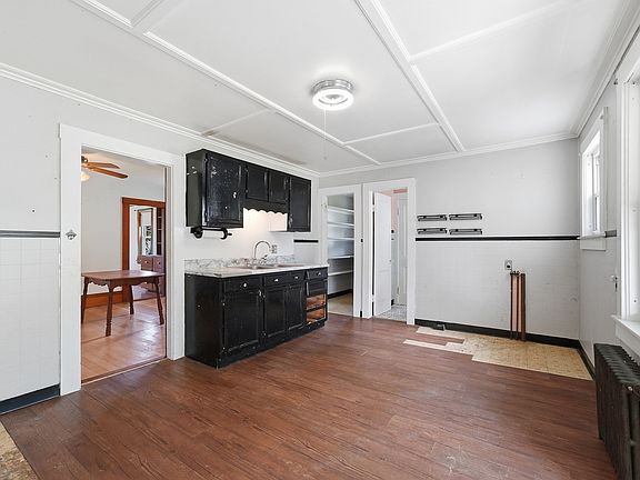 4th image of 54 Franklin St