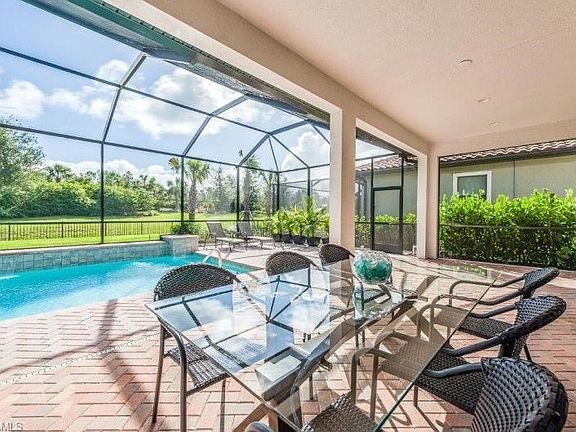 Big under truss lanai, perfect for getting out of the sun on those super hot pool days.