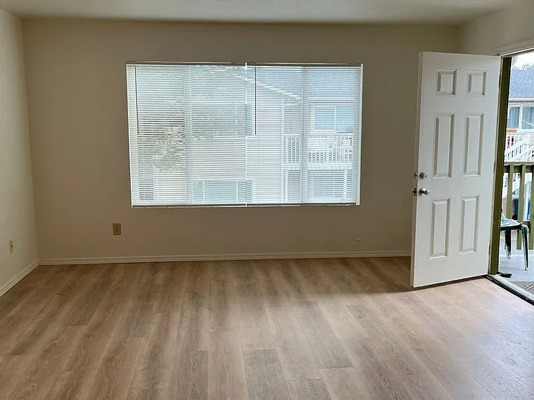 1033 Pacific Ave — Photo 4
