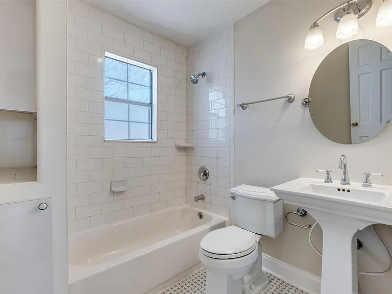 304 & 306 N Montreal Ave — Photo 11