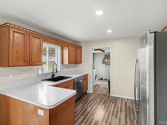 5th image of 90 S Elm Grove Rd